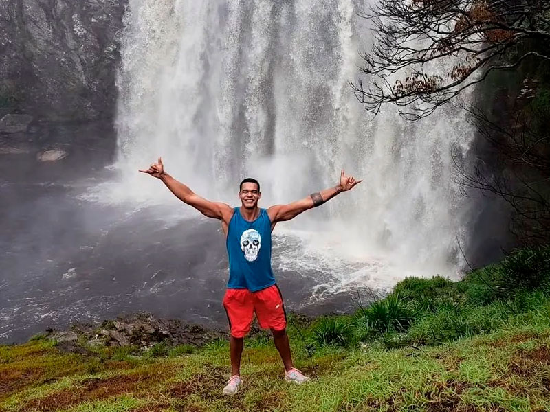 Vista panorâmica da Lapinha da Serra com montanhas da Serra do Cipó